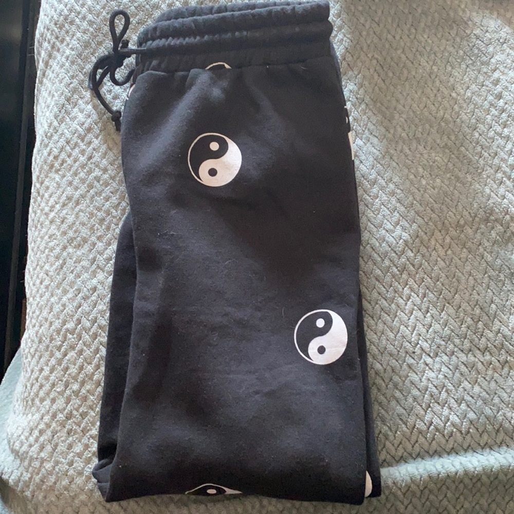 Black yin yang sweatpnts